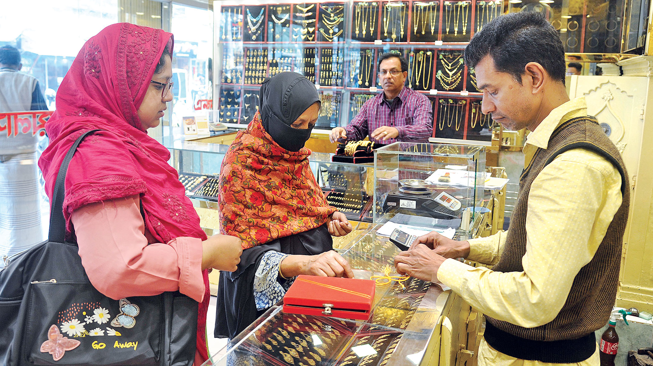 Gold smashes all records, surges to Tk 269,788