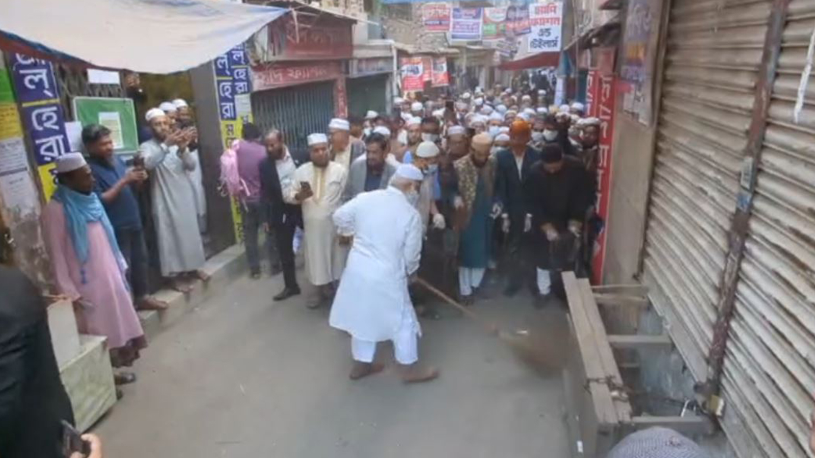 Broom in hand, Jamaat ameer starts day cleaning Mirpur streets