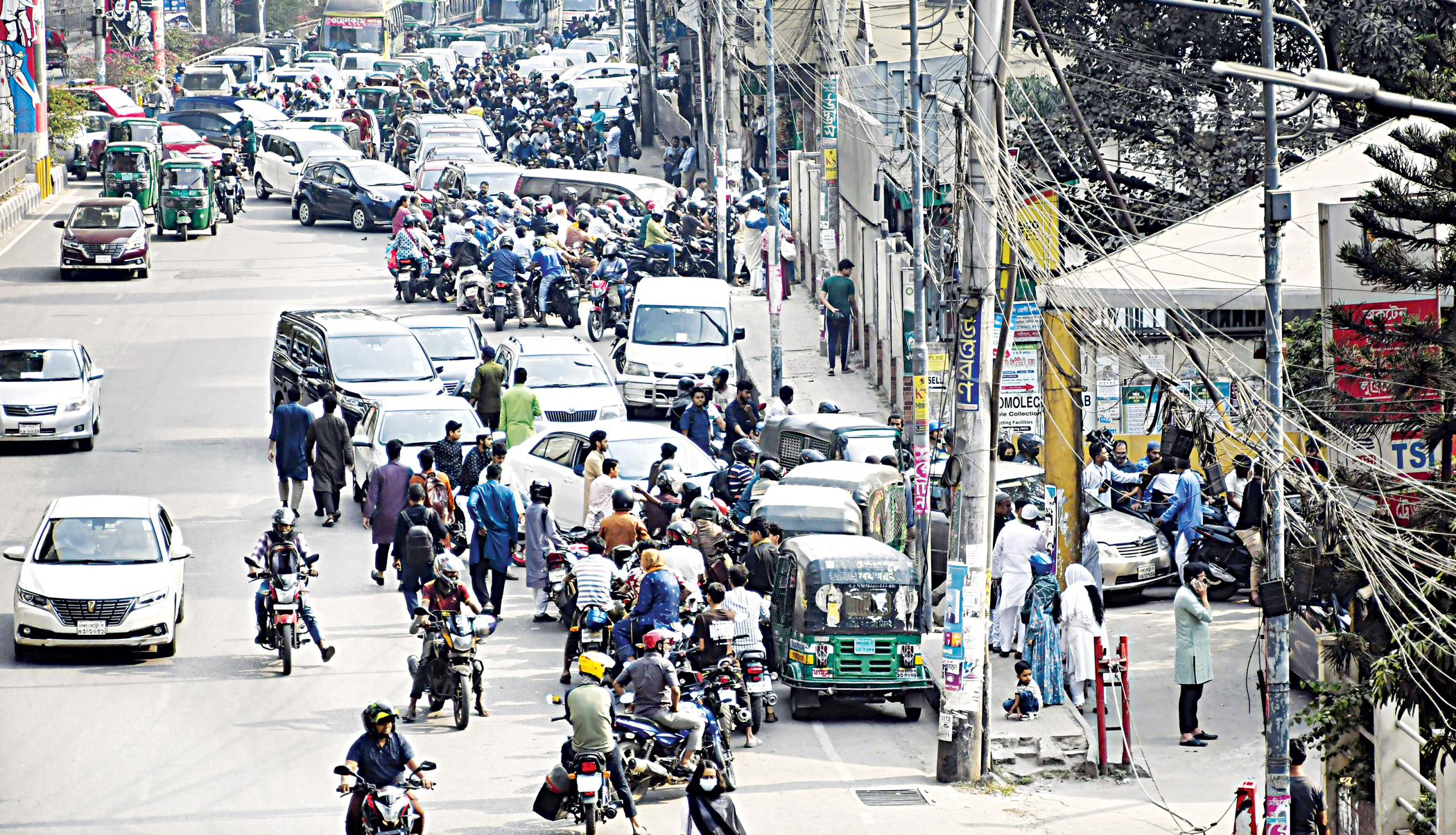 People overwhelm filling stations amid fear of supply crunch