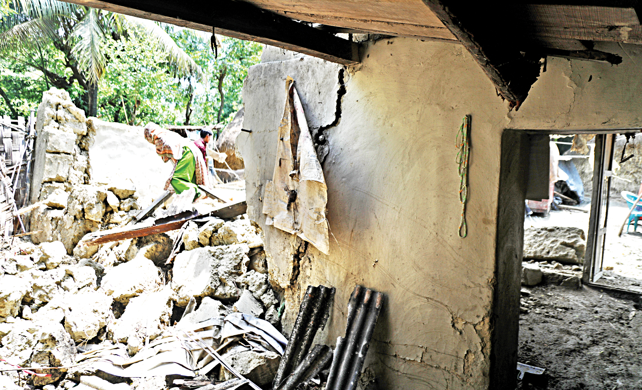 Floods in Ctg: Traders and farmers return to ruined shops, farms