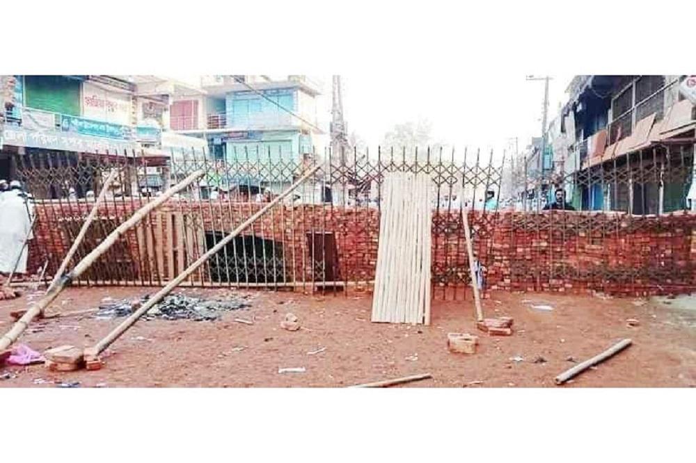 Hathazari madrasa students construct wall to block Ctg-Khagrachhari highway