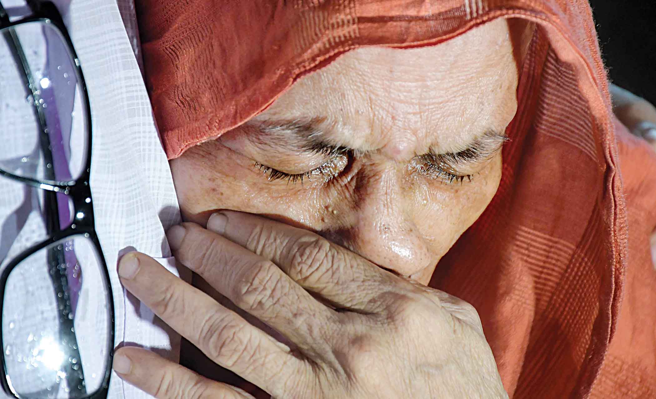 Woman kills parents, sister, then calls 999