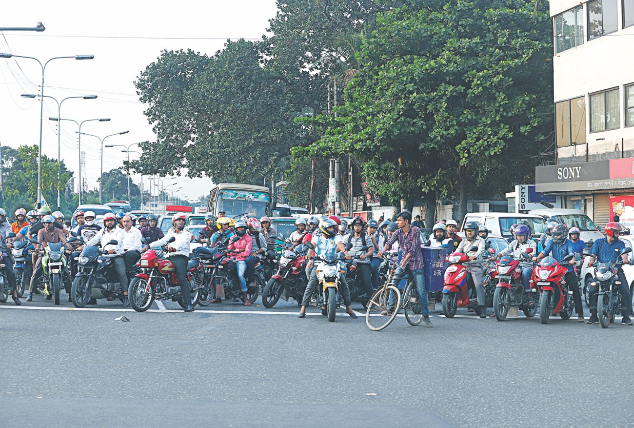 Swarming Motorbikes: Violation of rules rises, risk as well