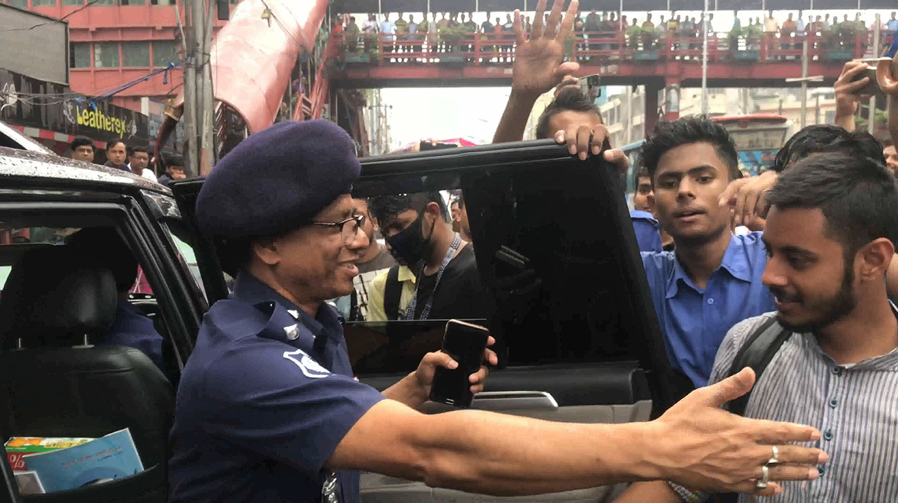 Students stop police DIG, find no licence or papers