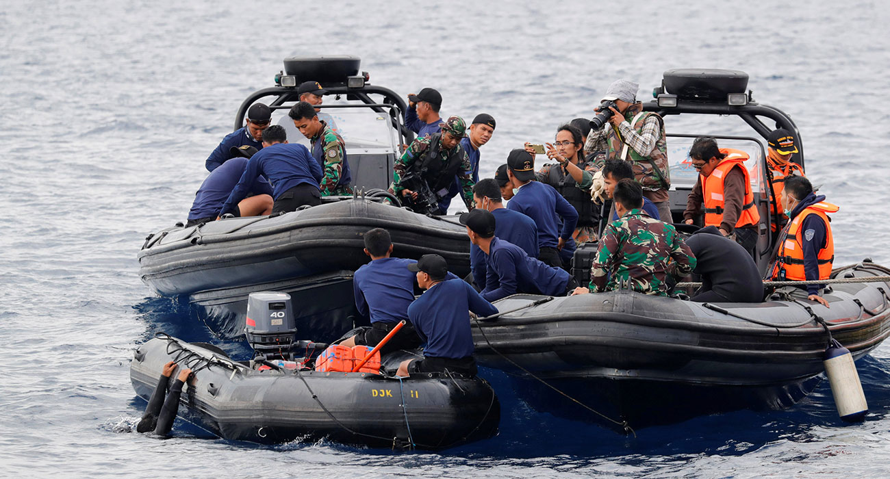 Lion Air Crash: Indonesia hunts for answers