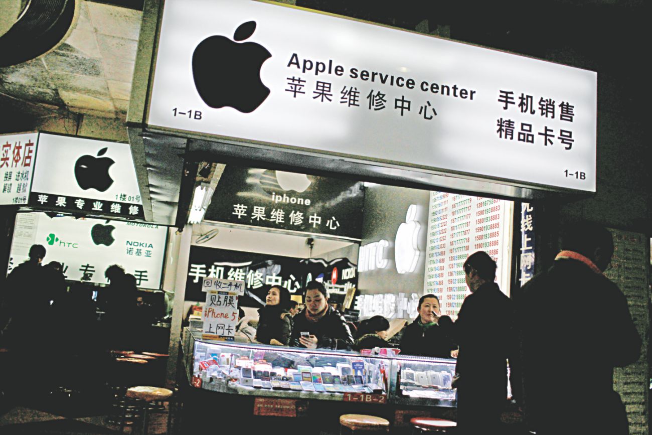 Lucky 8? $1,000 price tag dampens iPhone enthusiasm in China