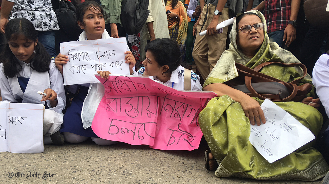 Road crash victims' mother, wife join demo in Rajshahi  