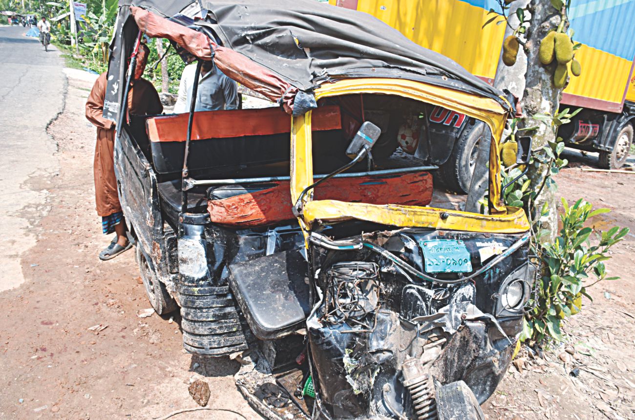 7 killed as bus collides with three-wheeler