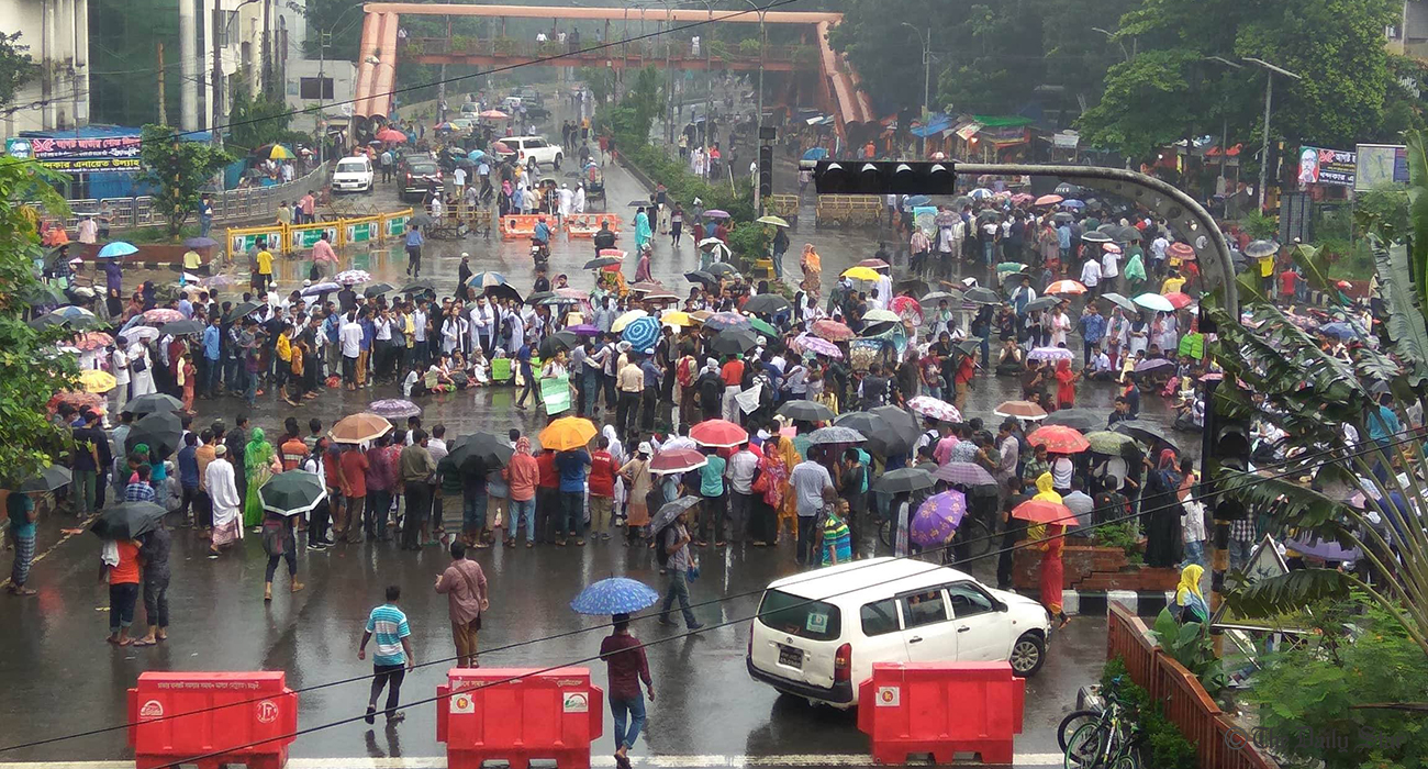 Students take to streets, control traffic for 7th day