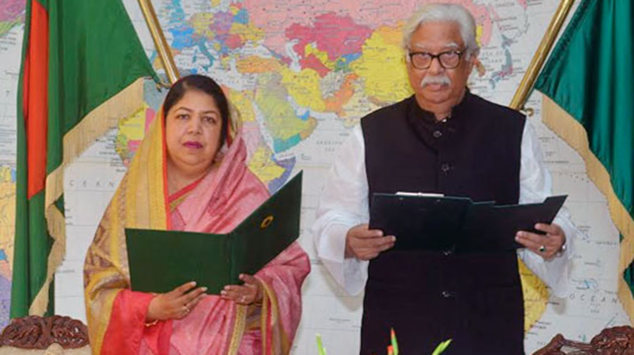 Sultan Mansur takes oath