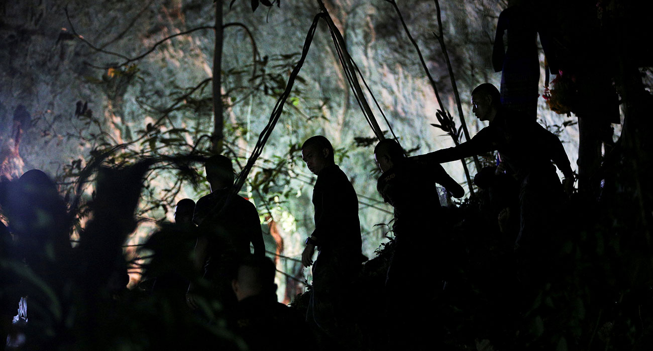 Coach of Thai boys trapped in cave offers apology to parents