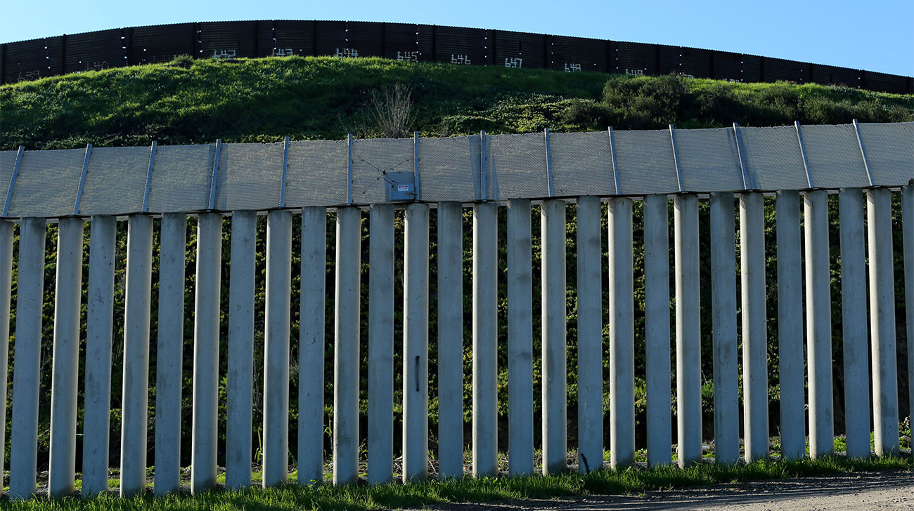 Trump orders building of Mexico border wall