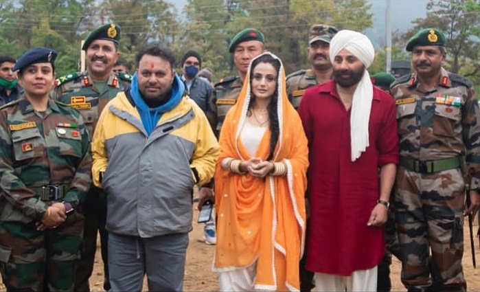 ‘Gadar 2’ goes on floors: Ameesha and Sunny's looks revealed