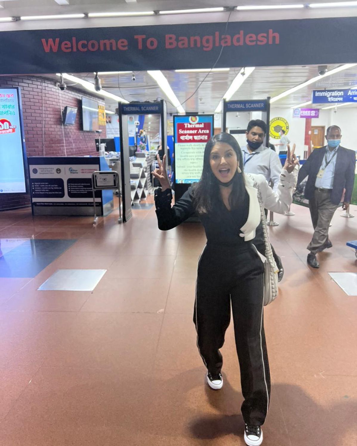 Sunny Leone arrives in Dhaka, posts photo from airport