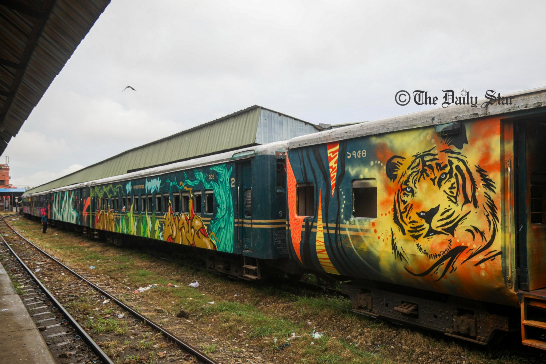 3 including loco master of CU shuttle train abducted; communication on route suspended