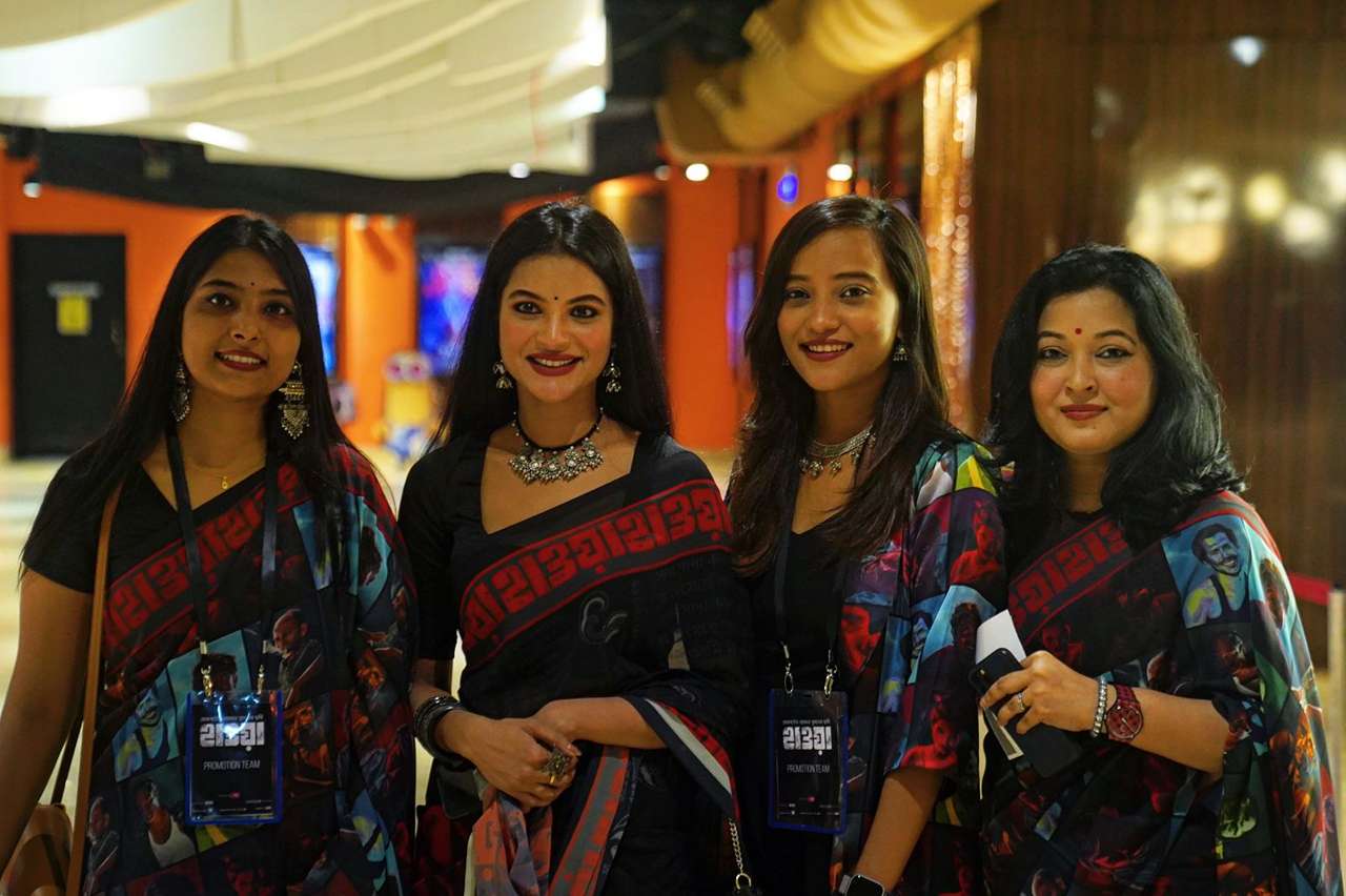 Hawa sari, t-shirts and merchandise: secret behind the fascination