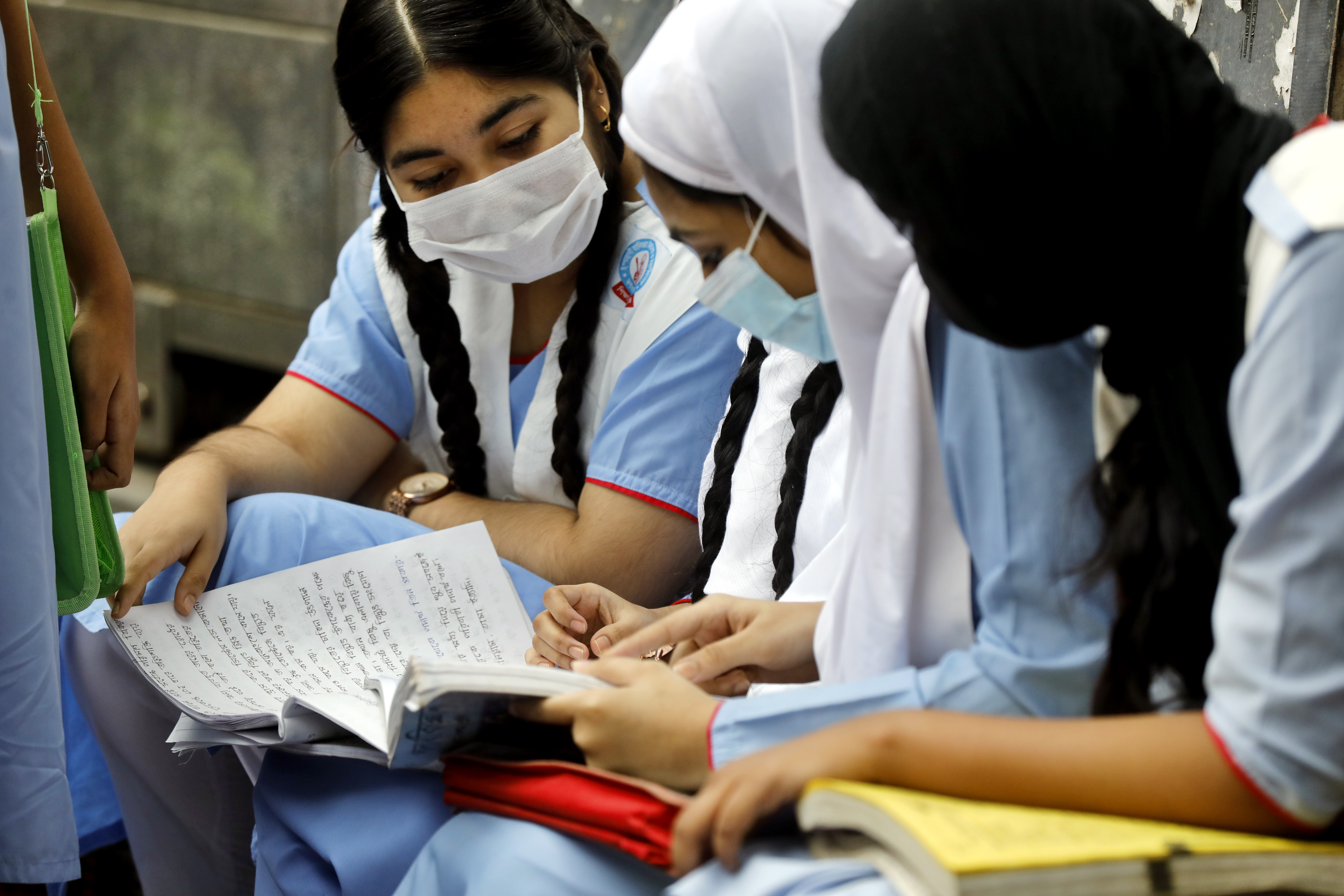 The bitter relationship between English version students and board exams