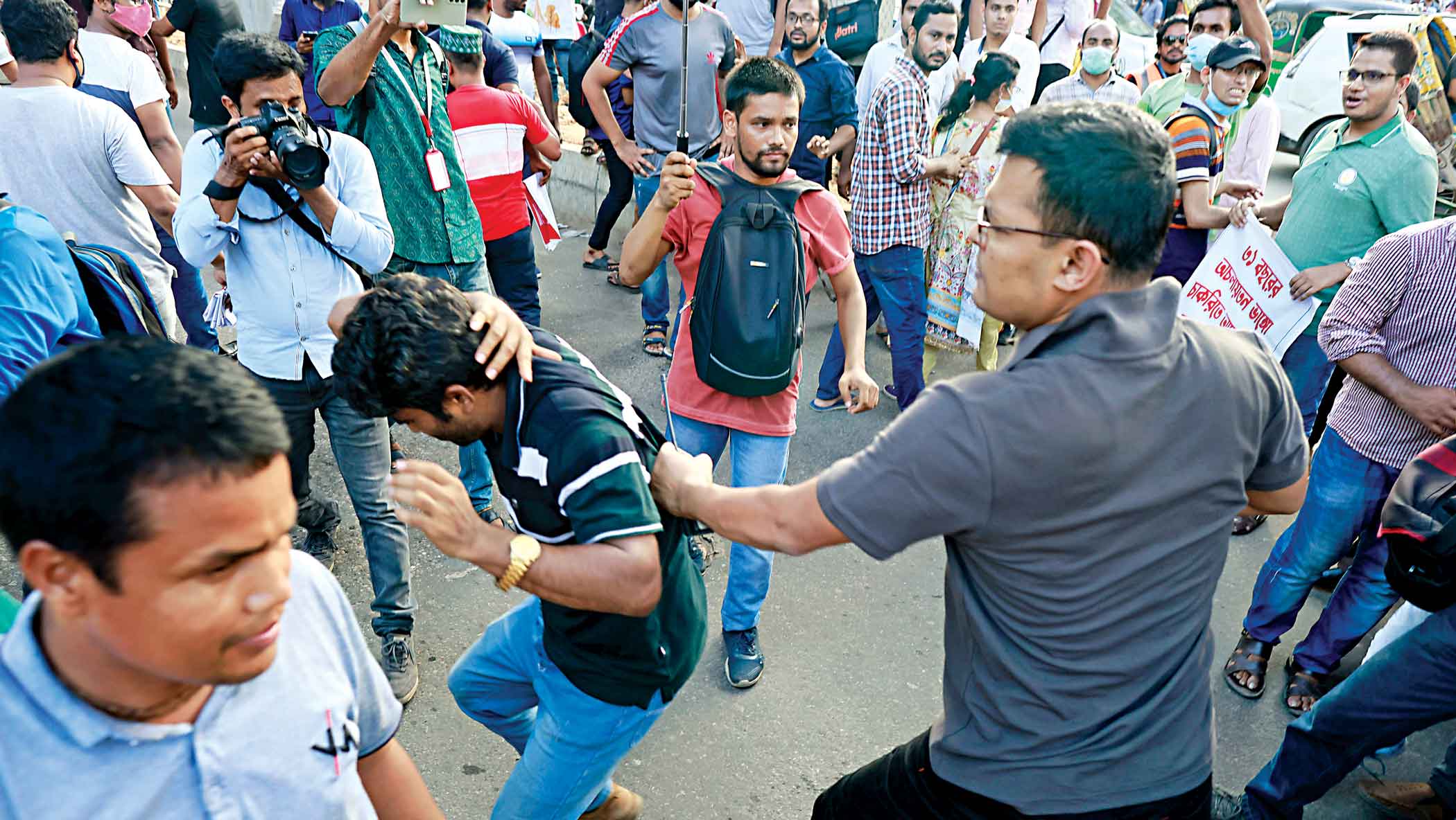 Senior cop in Ramna area: Is beating his only duty?