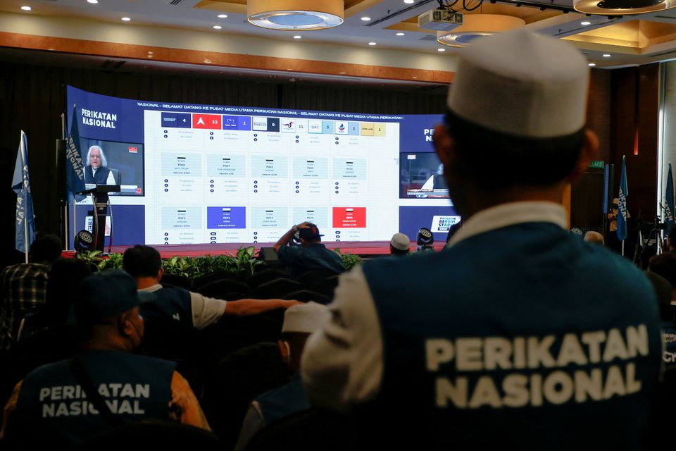 Race on to form coalition govt in Malaysia after election deadlock