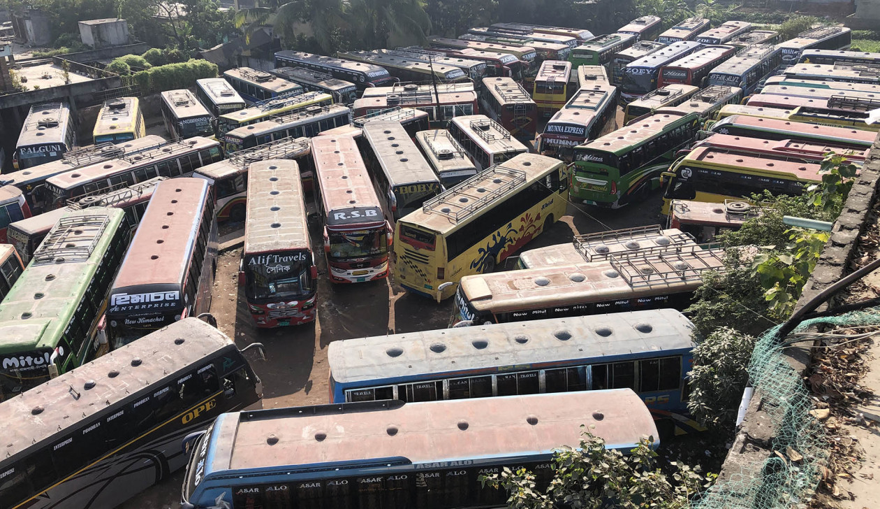 How do bus strikes ahead of BNP rallies affect transport workers?