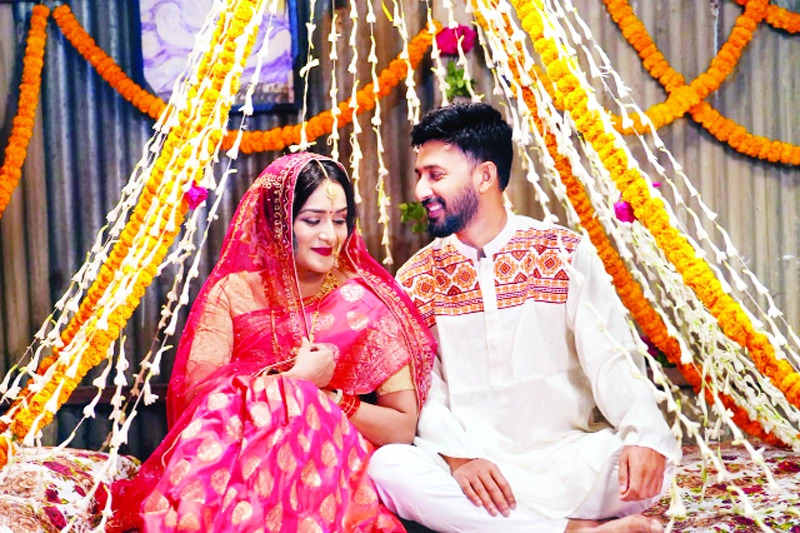 Manoj, Nadia pair up for ‘Hat Rekhechi Tomar Hate’