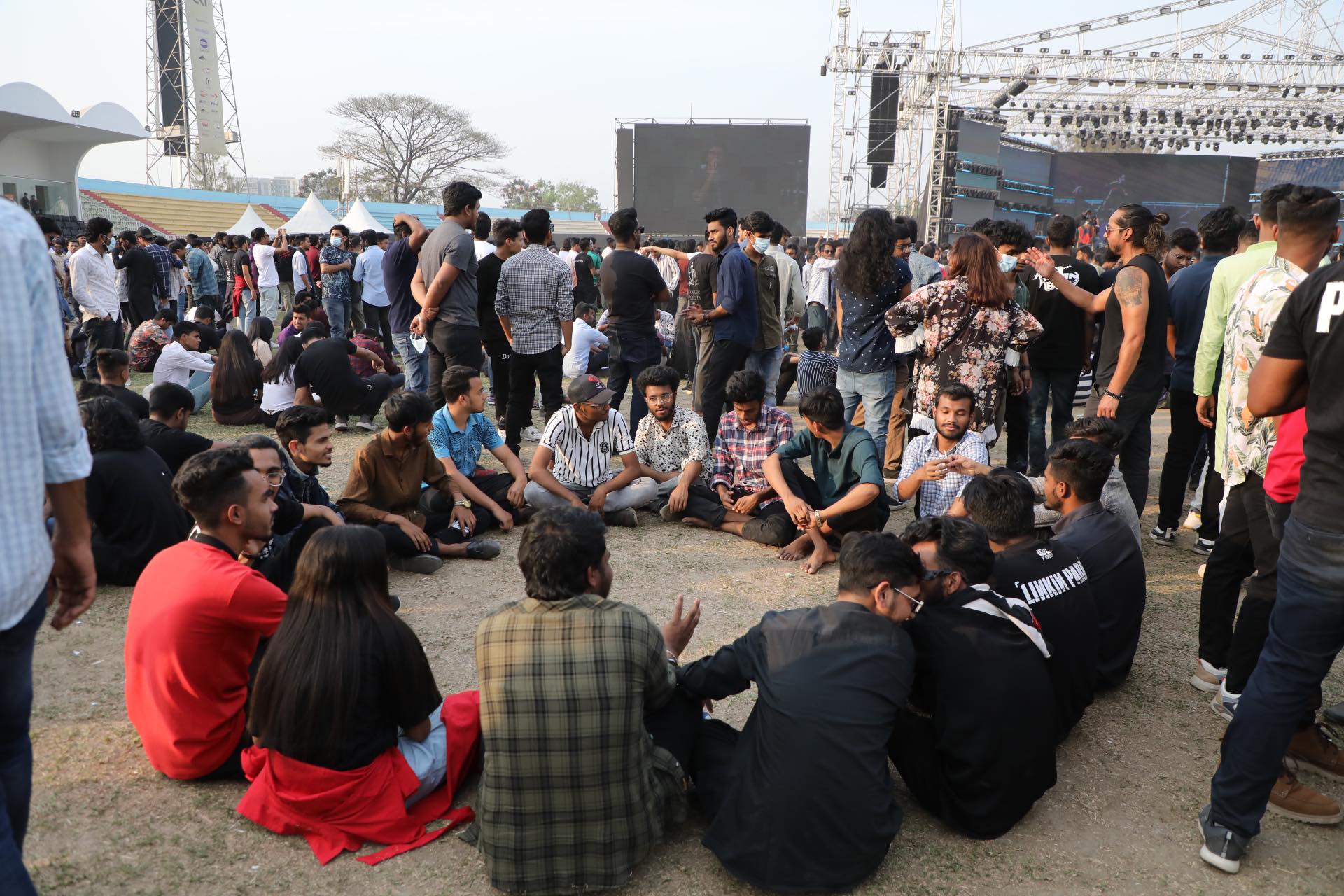 Joy Bangla Concert starts with a minute of silence for Gulistan blast victims