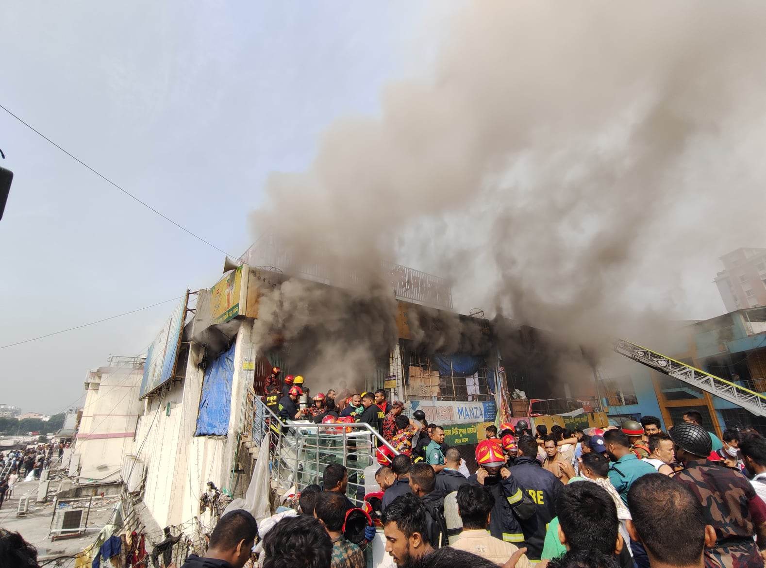 Defence forces join 30 fire service units to fight New Super Market blaze