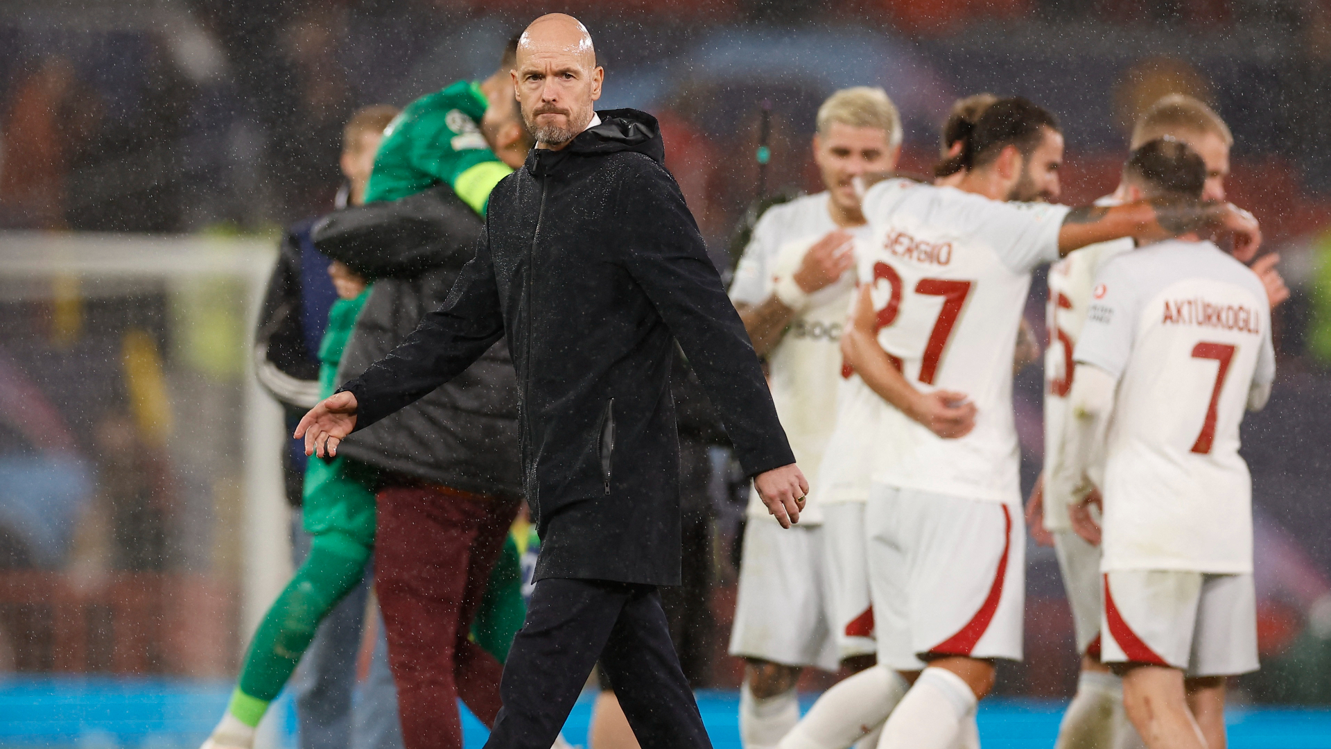 Ten Hag urges Man Utd to stick together during crisis