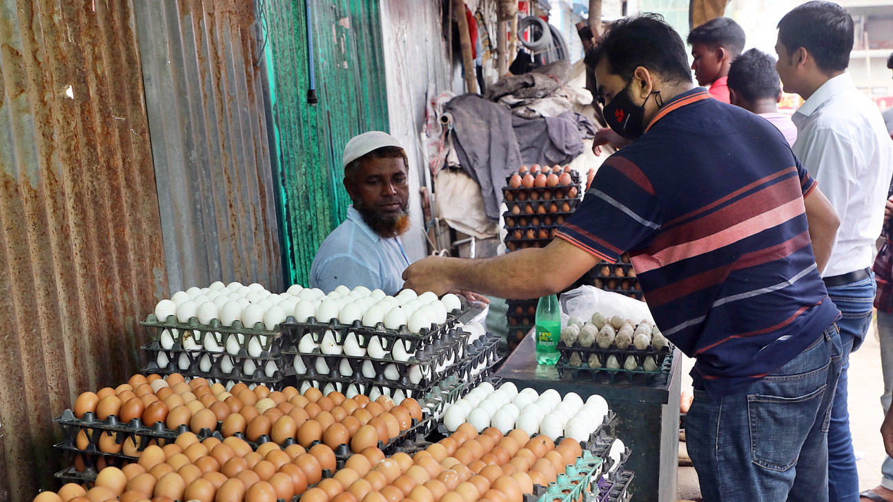 Eggs now Tk 20 costlier per dozen at Karwan Bazar