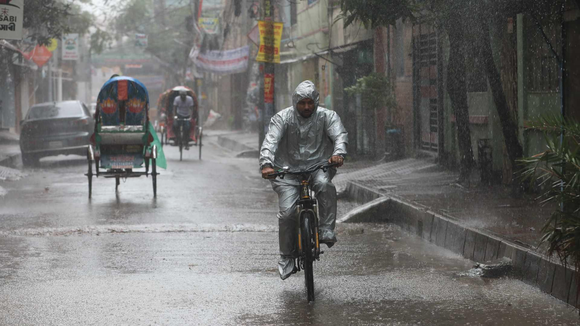 Cyclone Remal: Commuters suffer as heavy rain lashes Dhaka