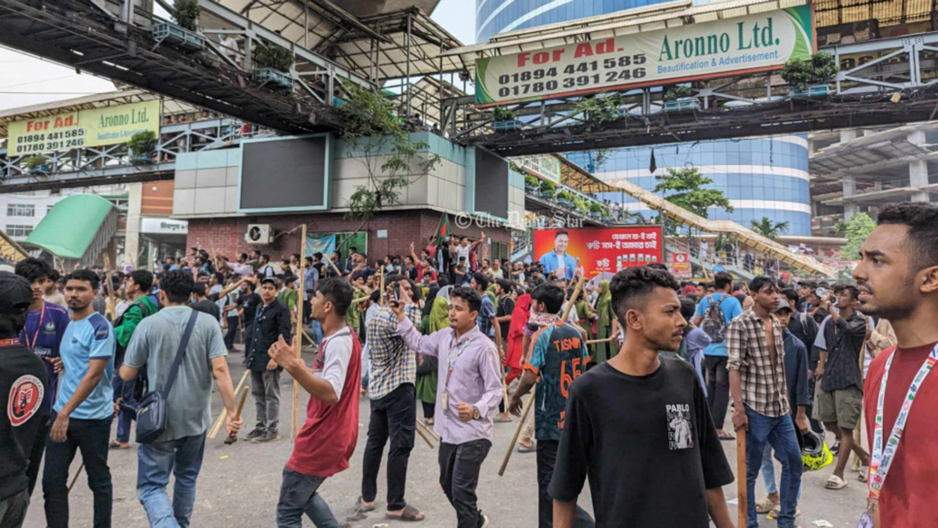 Protesters chase AL leaders, activists away from Mirpur-10 intersection