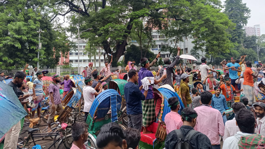 Rickshaw-pullers line up in support of students at Shaheed Minar