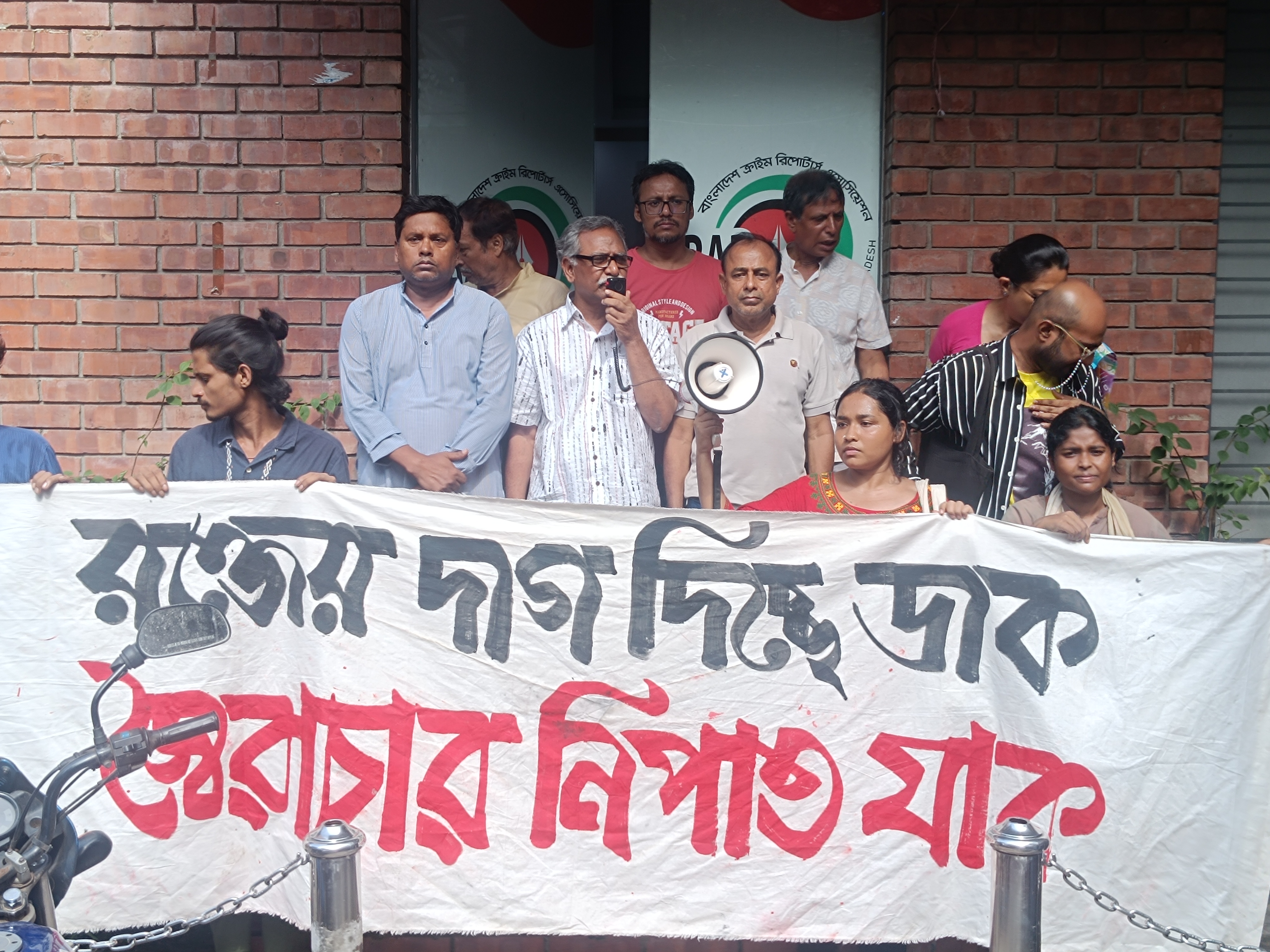 One-point demand: University teachers, cultural activists hold mass procession