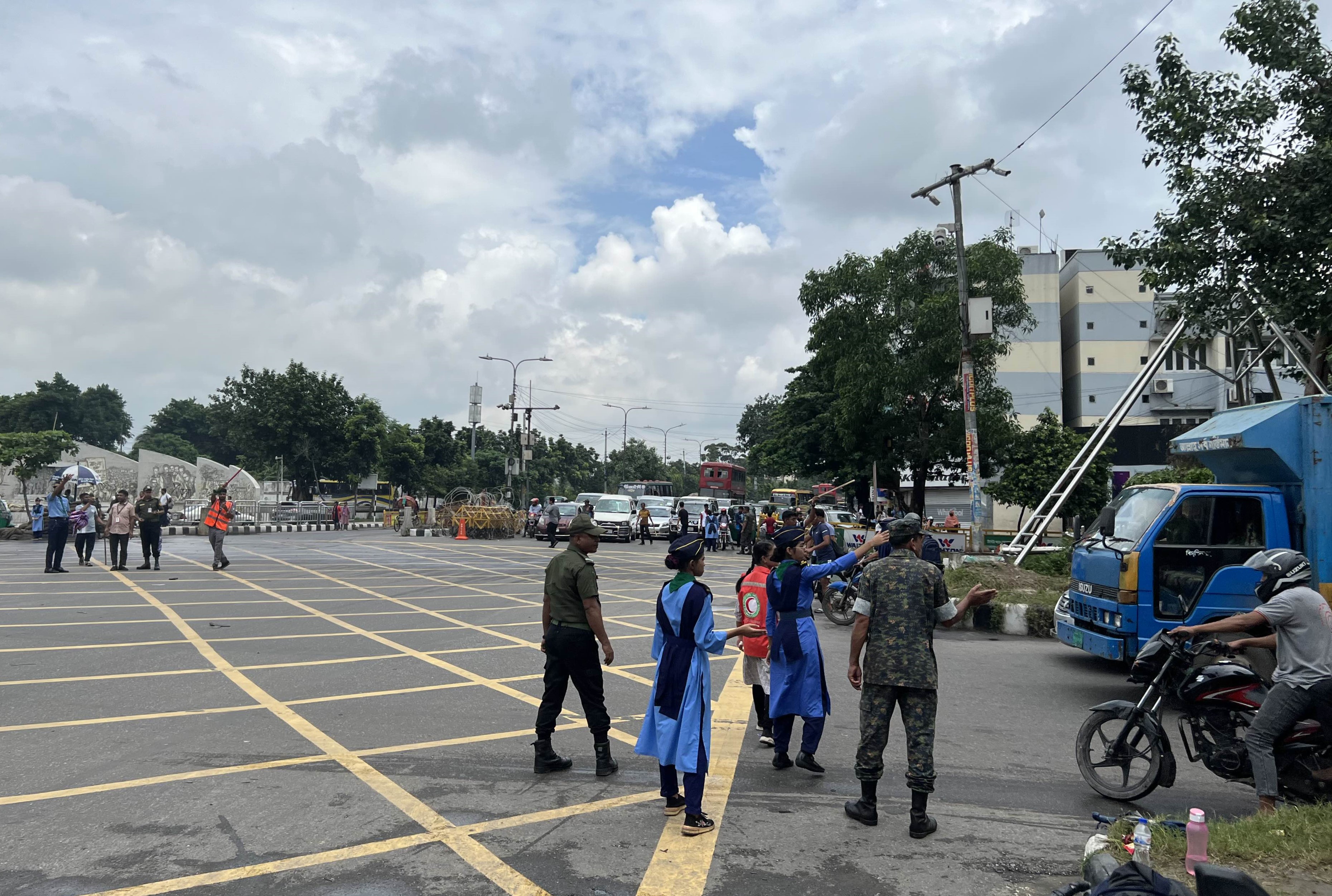 Students including scouts managing traffic in Dhaka for 2nd day