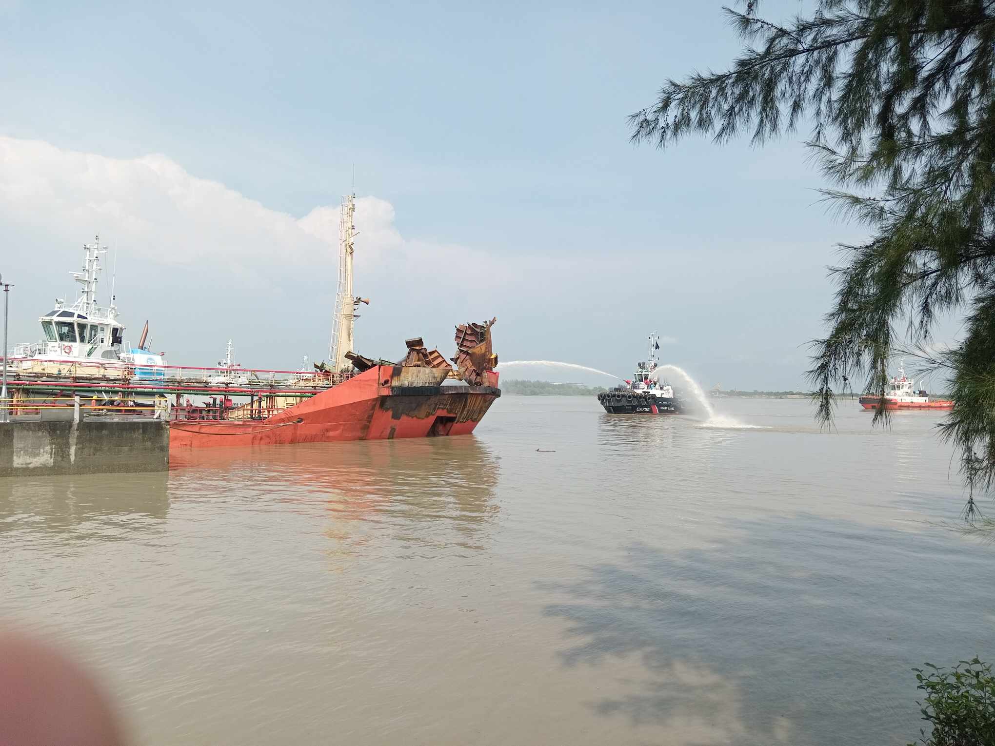 Three killed in oil tanker explosion at Ctg port