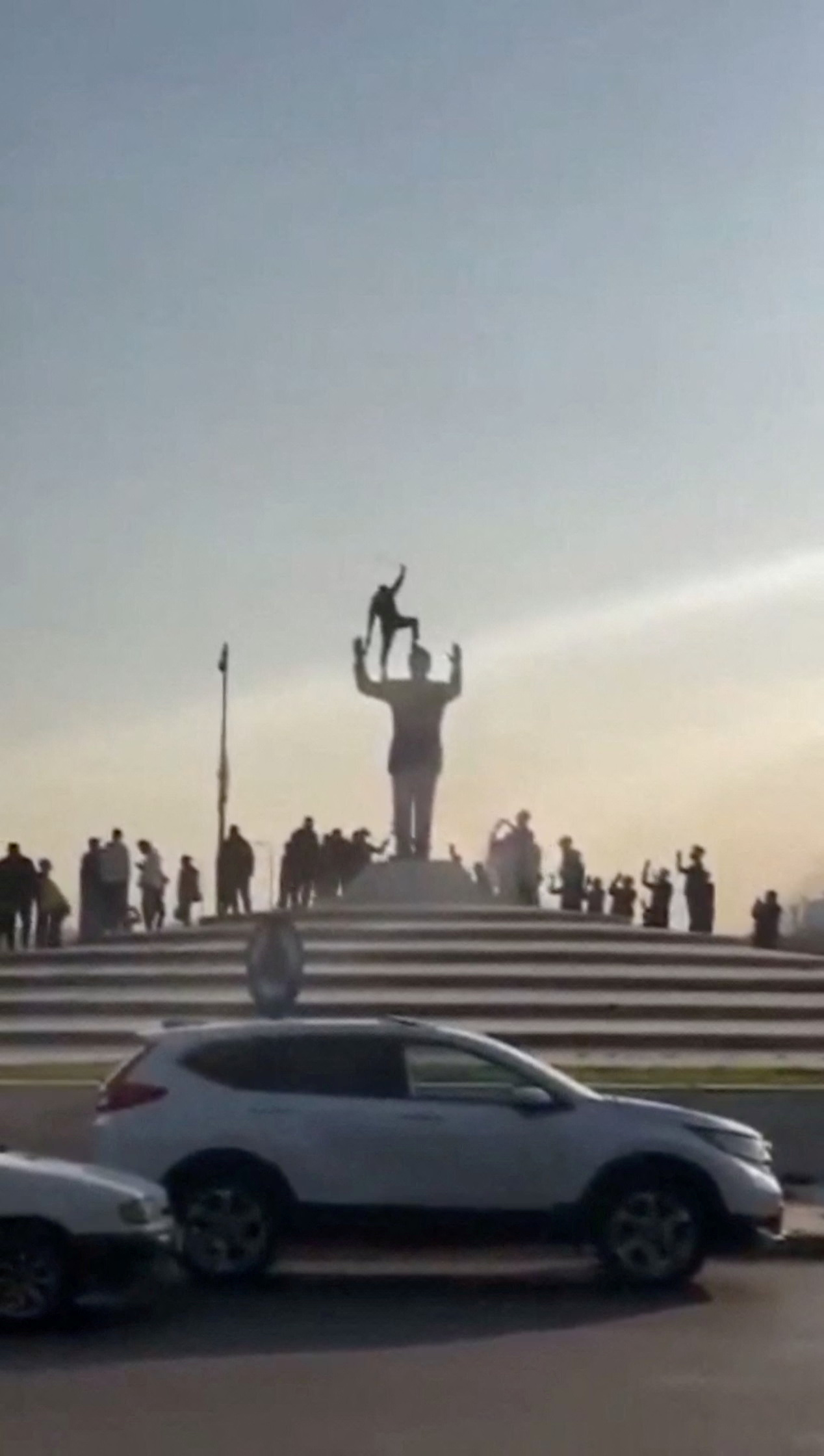 Syrians stroll through Assad's palaces