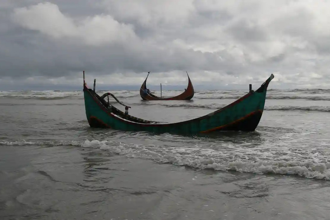 Trawler ‘with 250’ Bangladeshis and Rohingyas sinks