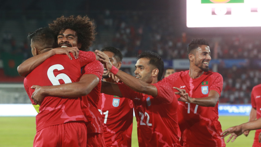Absolute cinematic baton pass under Dhaka floodlights