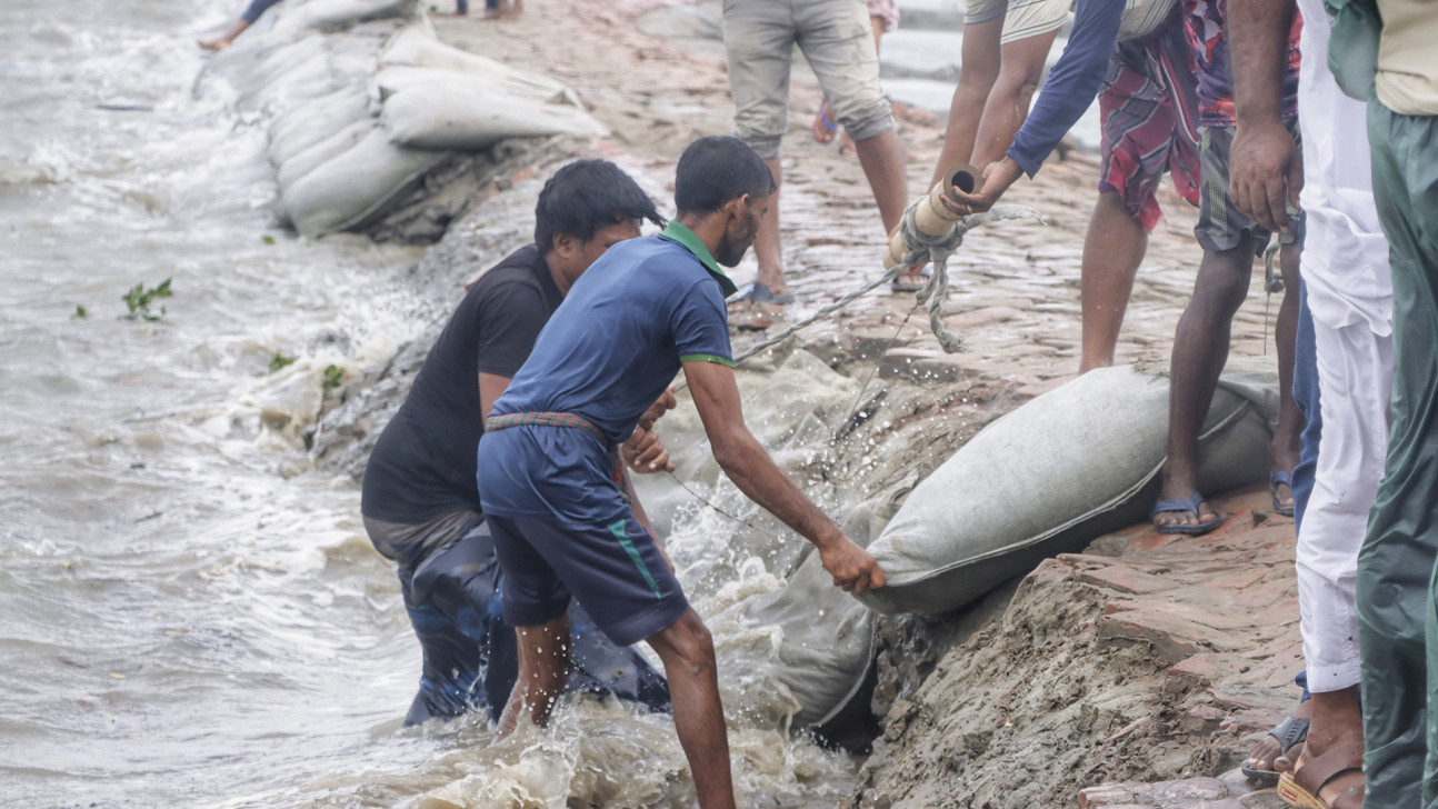 Embankments in Sundarbans delta: Wall of hope or risk?