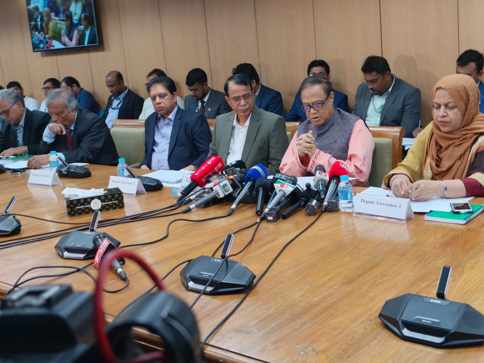 Inflation, tariff risks keep Bangladesh on tight monetary path