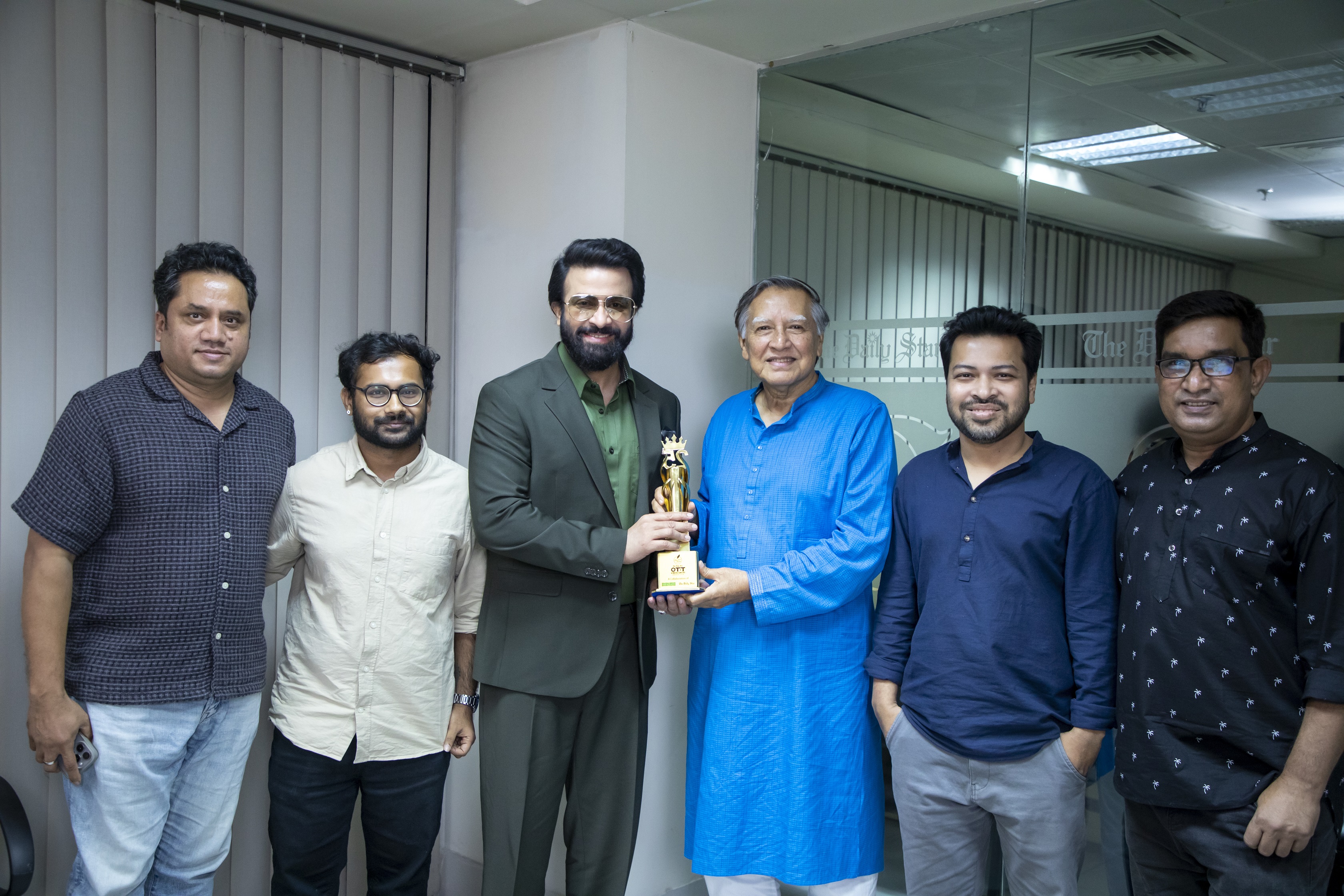 Shakib Khan receives Silver Jubilee Award at The Daily Star