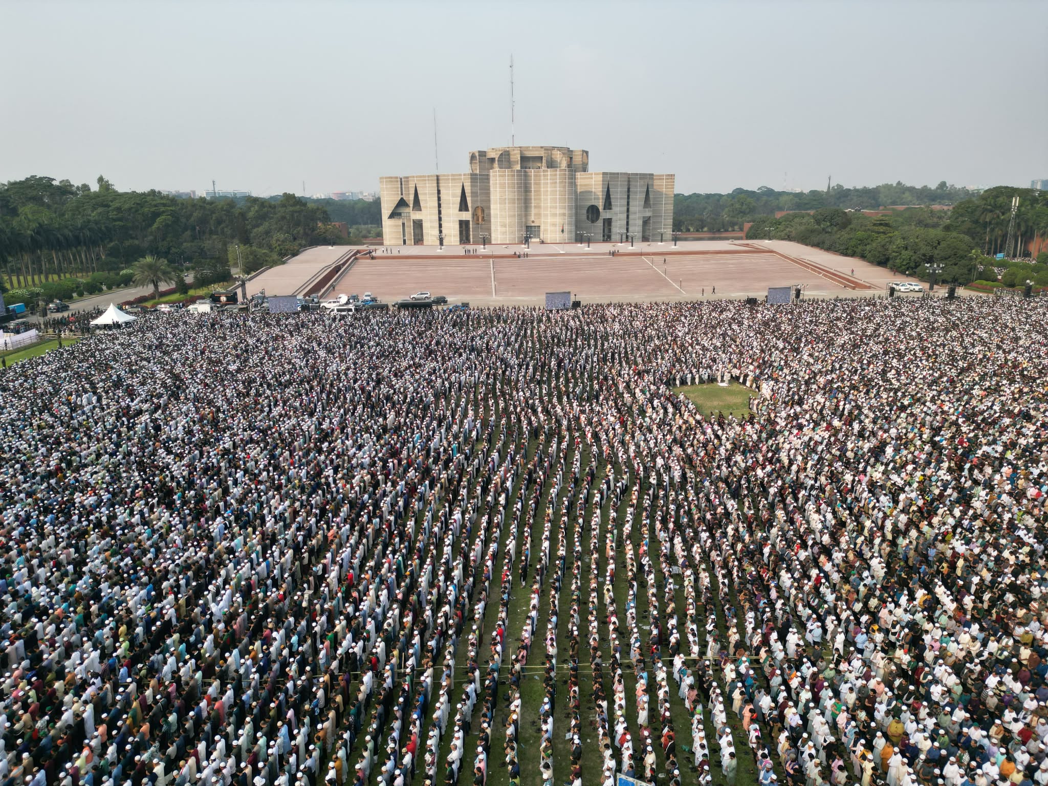 Hundreds of thousands join July frontliner Hadi's funeral as venue exceeds capacity