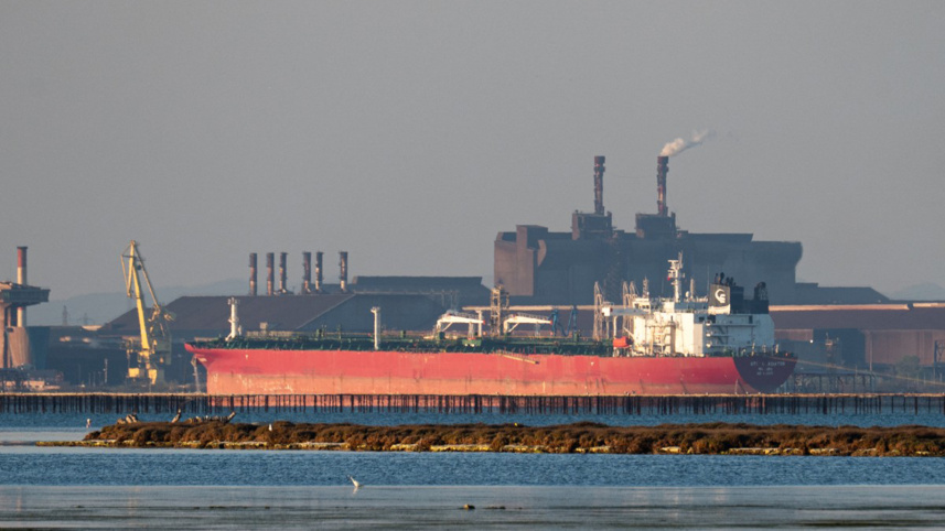 US allows sale of Iranian oil at sea 2026