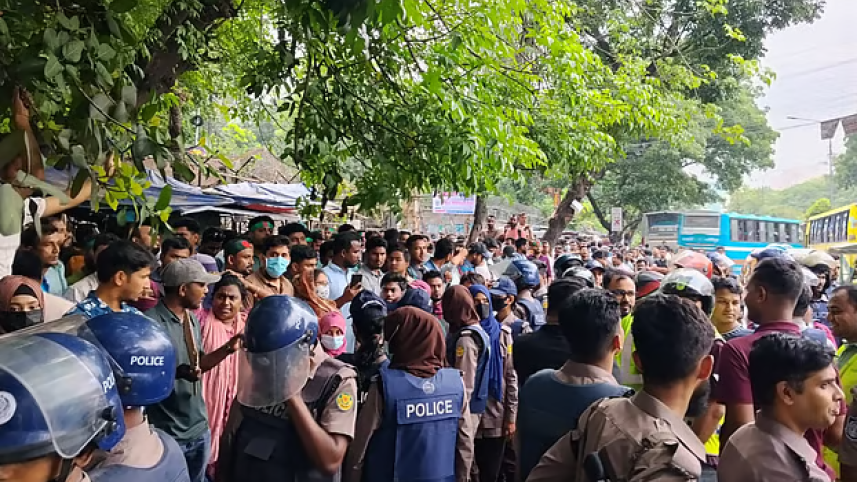 Primary school demonstrators dispersed Mirpur.png