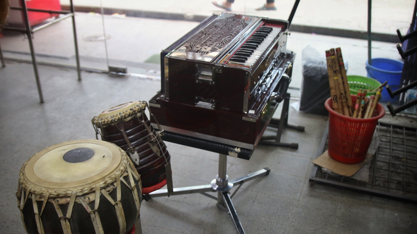 Why traditional musical instruments are disappearing from stores