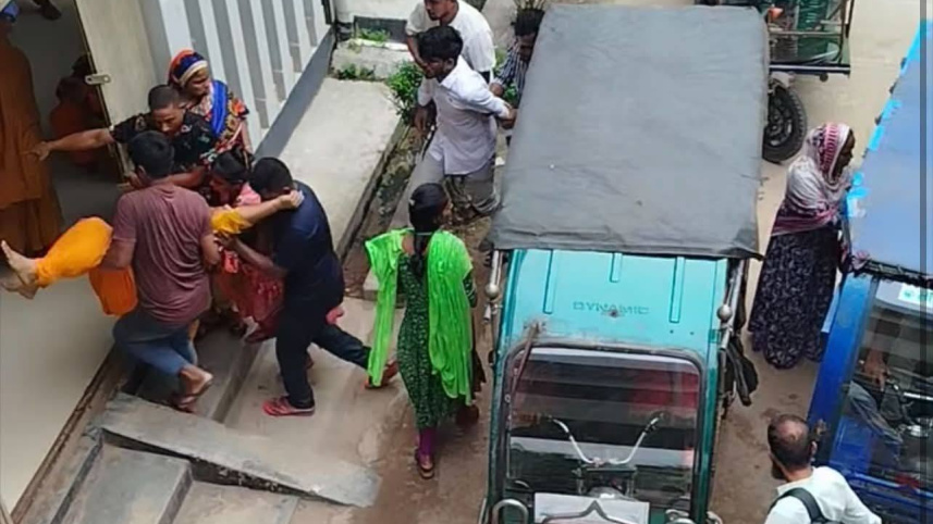 Sick workers began arriving at Kaliakair Upazila Health Complex one after another around 10:30am. Photo: Collected