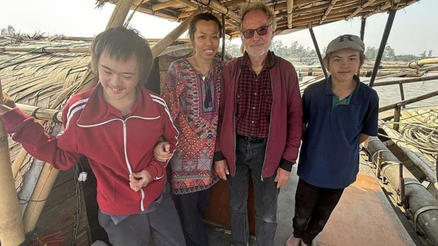 Family_HouseBoat_Neatherlands_CoxB.png