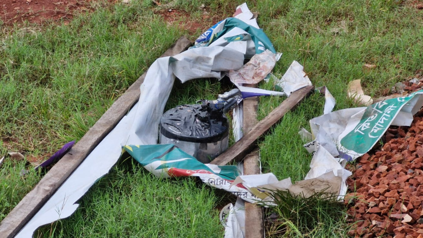 The bomb disposal unit is expected to examine the pressure cooker and determine whether it contains any explosive material. Photo: Star
