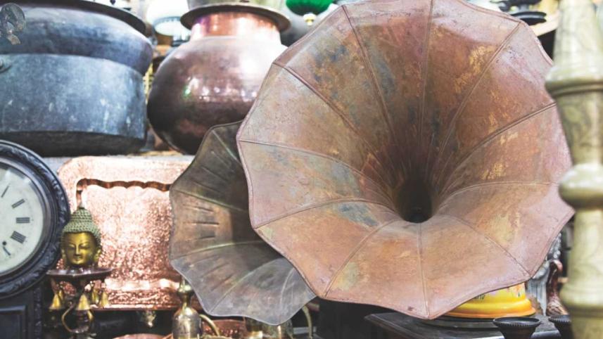 ANTIQUES - TREASURES FROM THE PAST