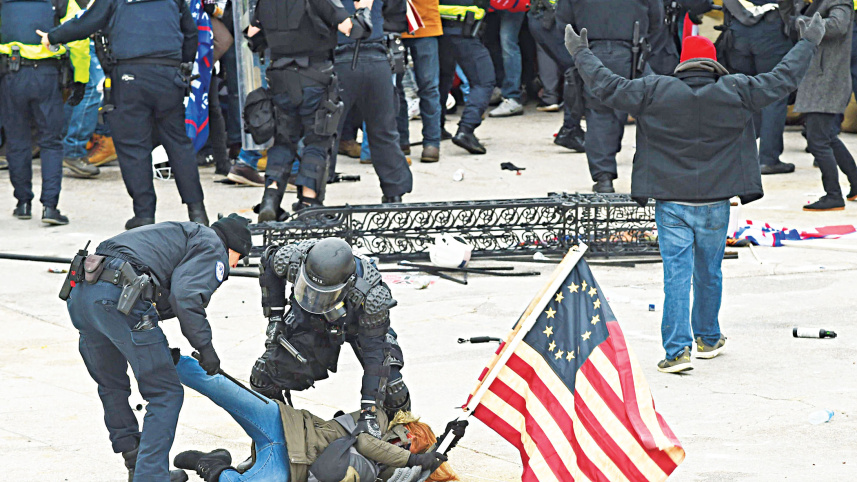 Tense-officers-pointing-guns.jpg